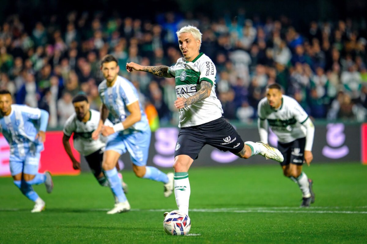 Josué fez os dois gols do Coritiba (foto: JP Pacheco/Coritiba)