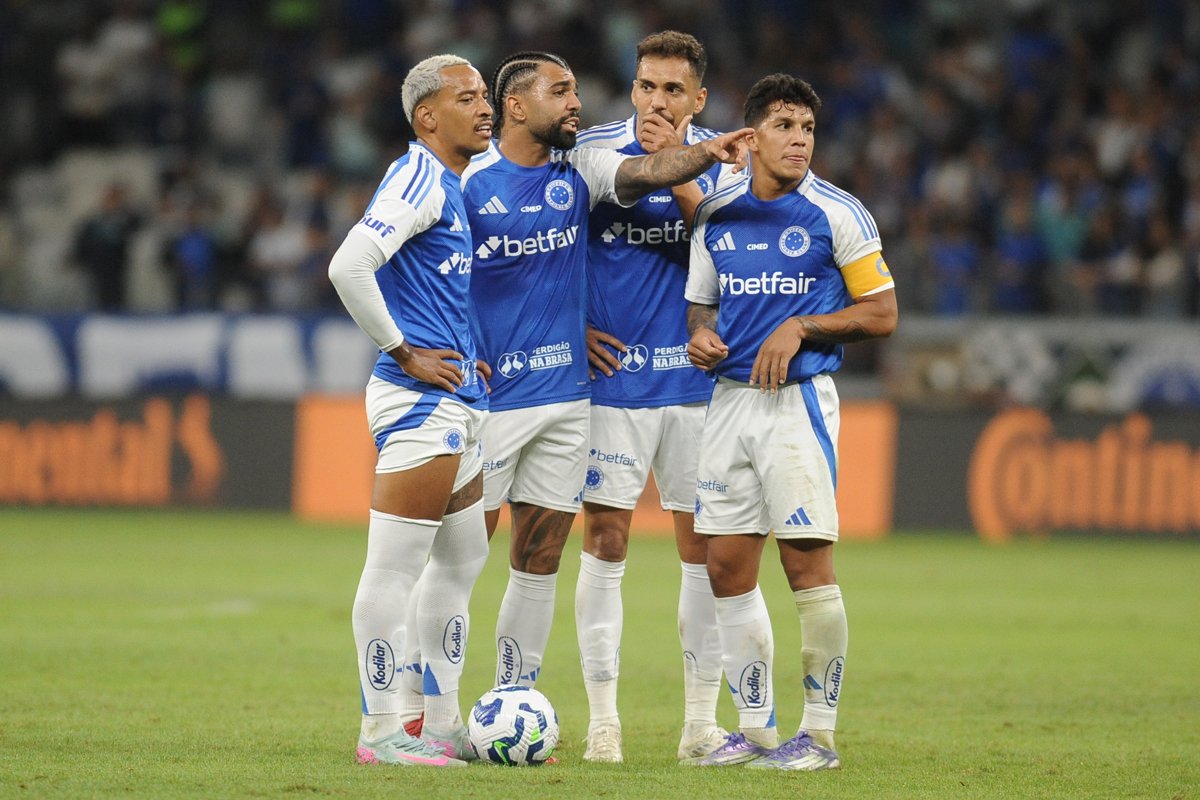 Matheus Pereira, Gabi, Eduardo e Romero no empate do Cruzeiro contra o CRB no Mineirão (foto: Alexandre Guzanshe/EM/D.A. Press)