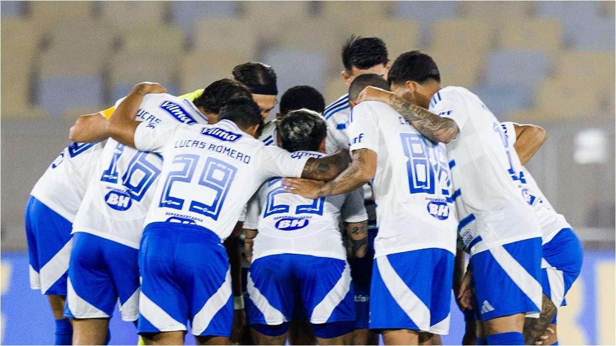 Jogadores do Cruzeiro reunidos no gramado do Maracanã, para duelo com Fluminense, pelo Brasileiro (foto: Rodrigo Ferreira/Cruzeiro)