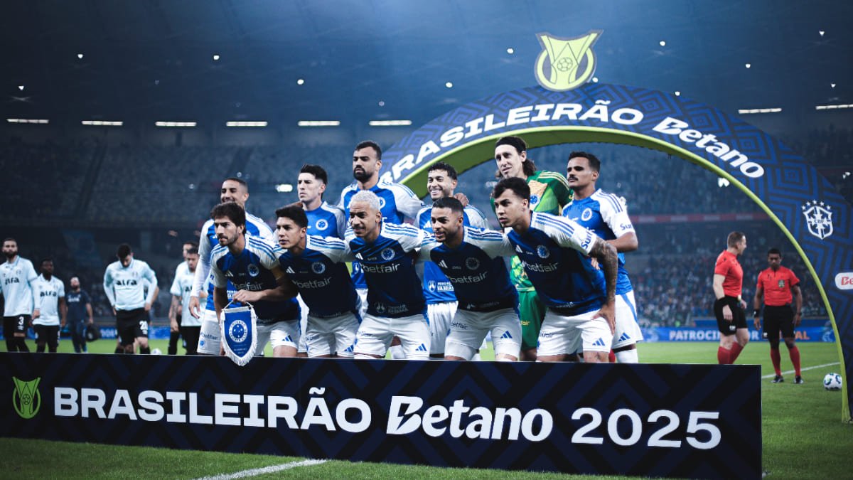 Jogadores do Cruzeiro perfilados para foto no gramado do Mineirão (foto: Gustavo Martins/Cruzeiro)