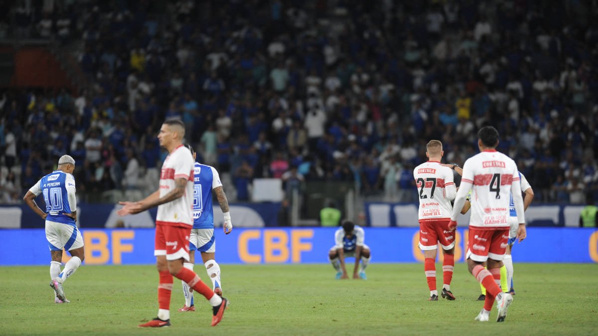 Jogadores de Cruzeiro e CRB no gramado do Mineirão, em Belo Horizonte, em confronto pela Copa do Brasil (foto: Alexandre Guzanshe/EM/D.A Press)