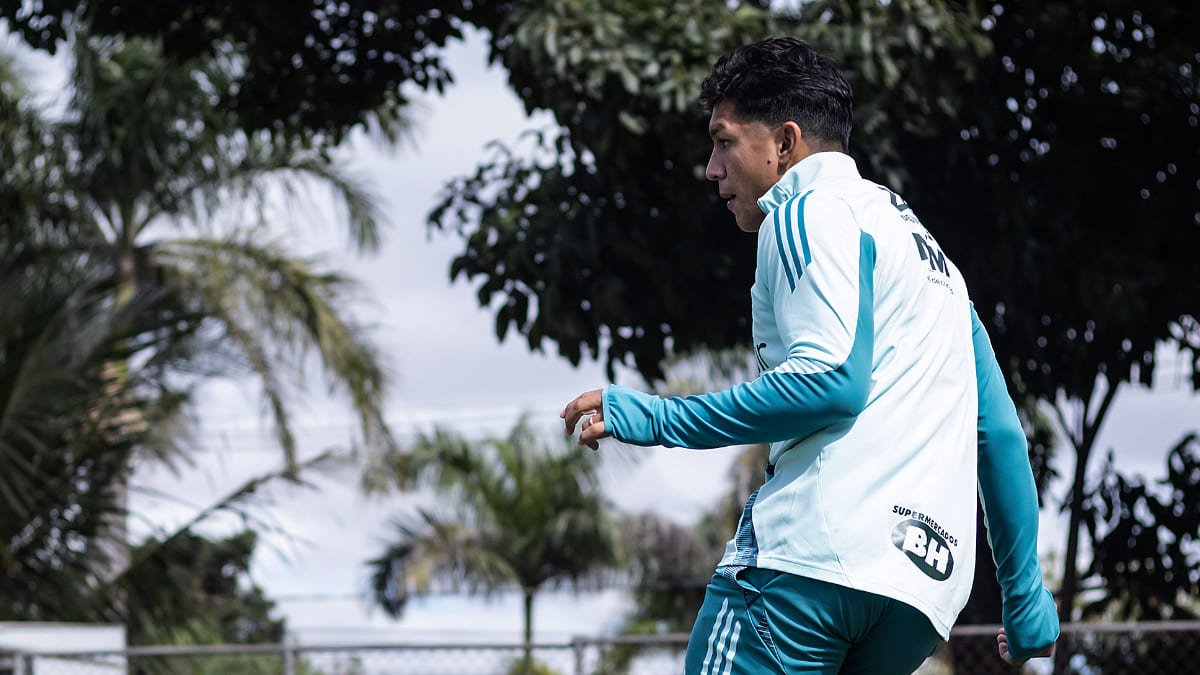 Lucas Romero, volante do Cruzeiro, em treinamento (foto: Gustavo Aleixo/Cruzeiro)