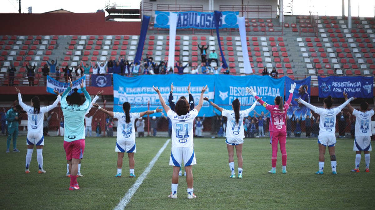 Jogadoras do Cruzeiro em saudação à torcida após confronto pelo Campeonato Brasileiro Feminino (foto: Gustavo Martins/Cruzeiro)