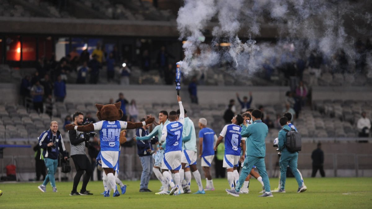 Jogadores do Cruzeiro com sinalizado no Mineirão, em Belo Horizonte (foto: Alexandre Guzanshe/EM/D.A. Press)
