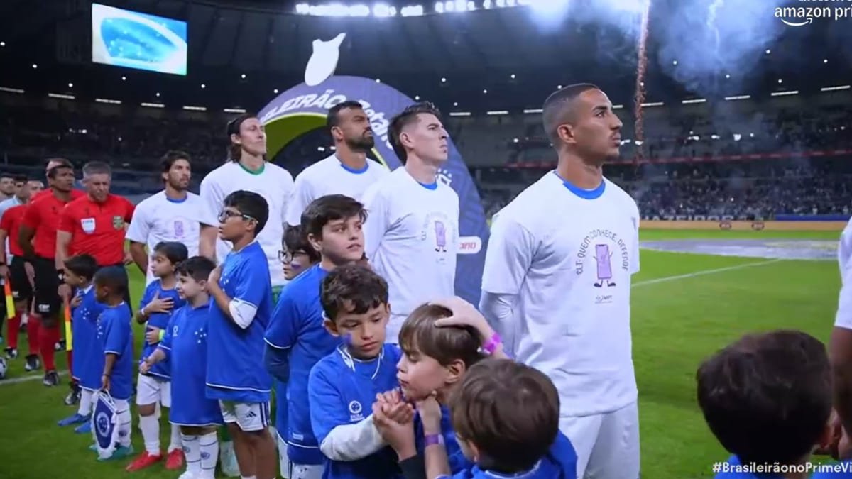 Jogadores do Cruzeiro perfilados para execução do hino nacional antes de duelo com Grêmio, pela 13ª rodada do Campeonato Brasileiro (foto: Reprodução/Amazon)
