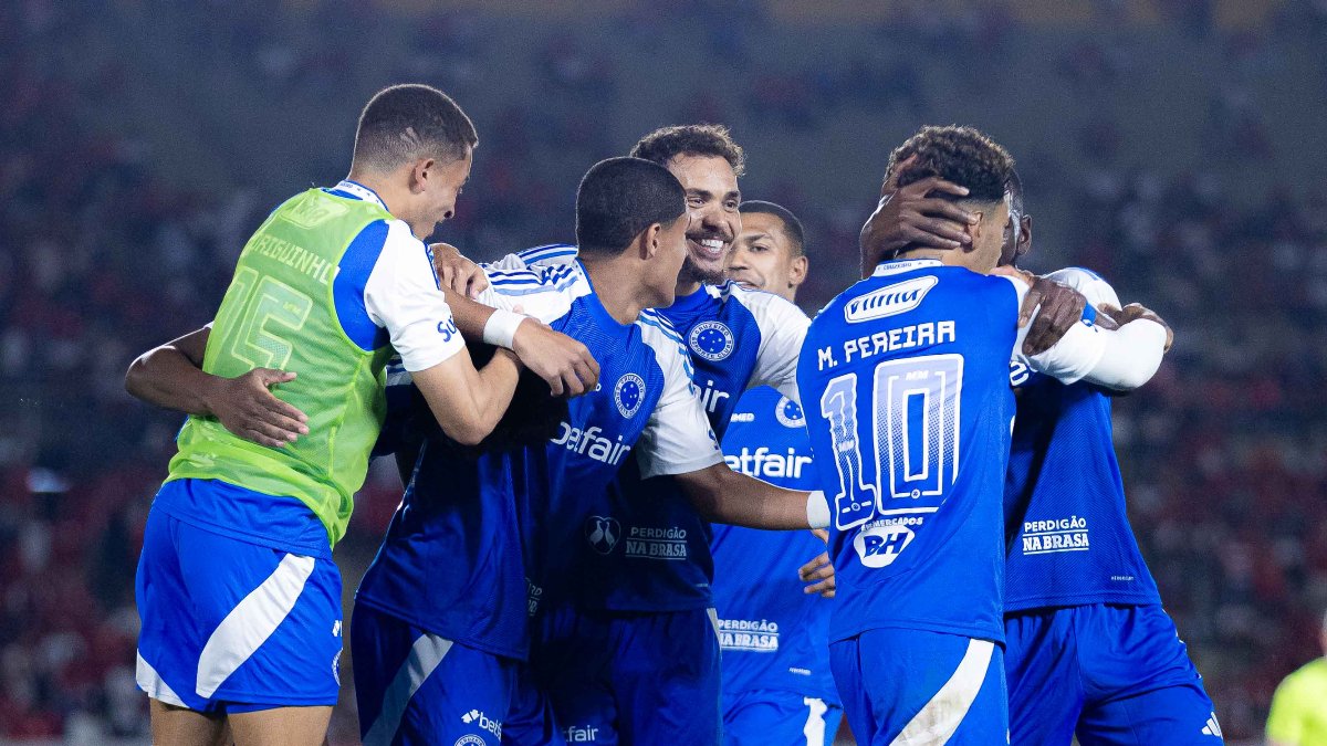 Jogadores do Cruzeiro celebram gol (foto: Heber Gomes)