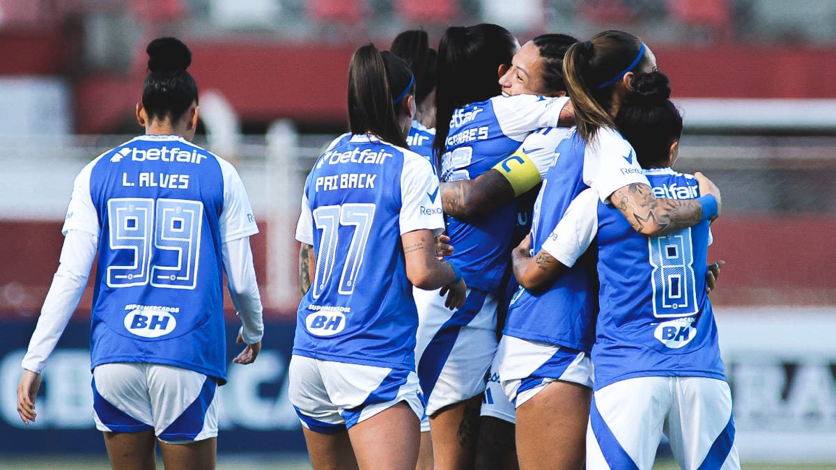 Jogadoras do Cruzeiro celebrando gol no Castor Cifuentes (foto: Gustavo Martins/Cruzeiro)