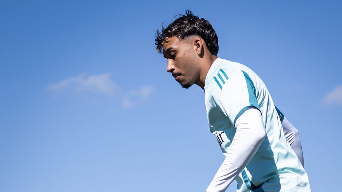 Japa, volante do Cruzeiro, em treinamento na Toca da Raposa 2 (foto: Gustavo Aleixo/Cruzeiro)