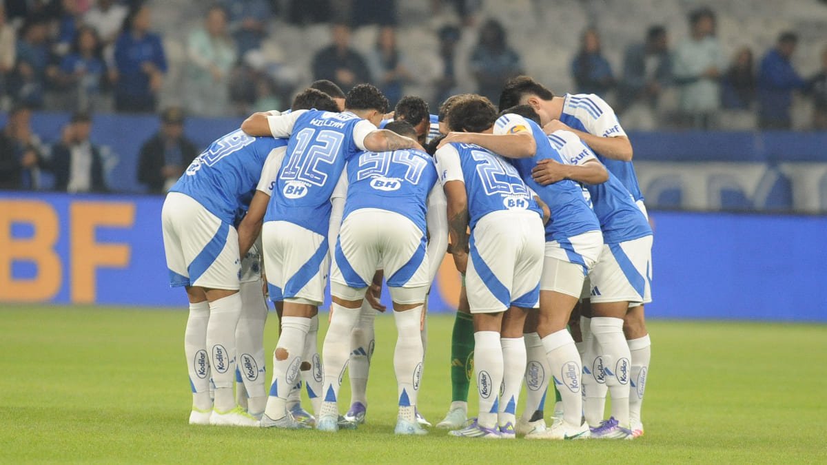 Jogadores do Cruzeiro reunidos no gramado do Mineirão, em Belo Horizonte (foto: Alexandre Guzanshe/EM/D.A. Press)
