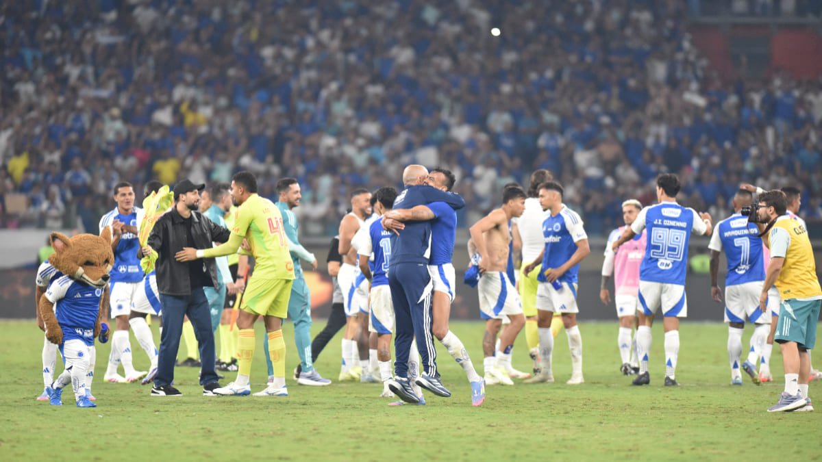 Jogadores do Cruzeiro comemorando vitória no gramado do Mineirão, em Belo Horizonte (foto: Ramon Lisboa/EM/D.A. Press)