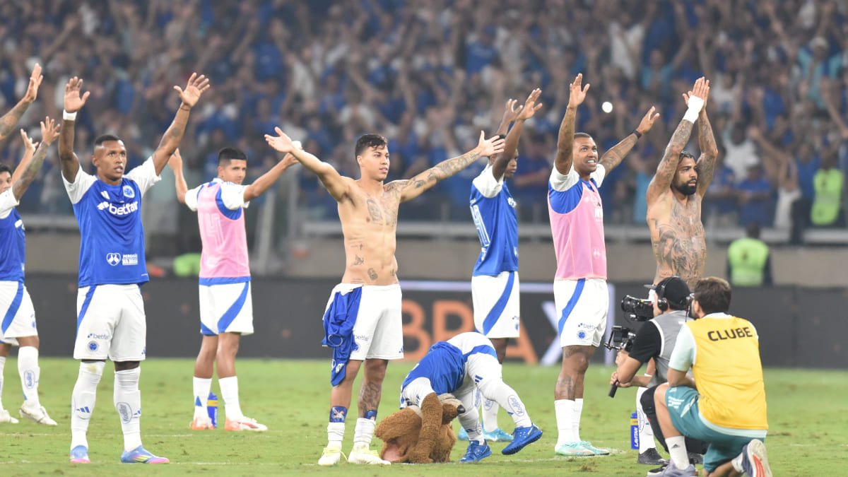 Jogadores do Cruzeiro saudando a torcida no Mineirão (foto: Ramon Lisboa/EM/D.A. Press)