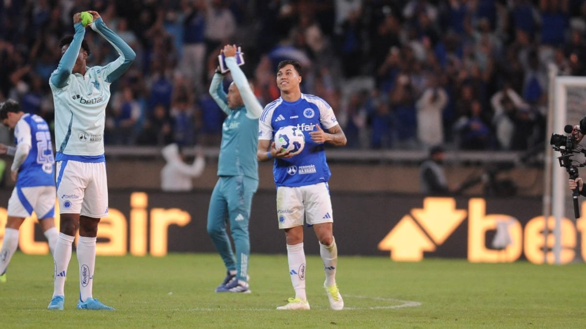 Dono de hat-trick na goleada do Cruzeiro por 4 a 1 sobre o Grêmio, Kaio Jorge levou para casa uma das bolas do jogo (foto: Alexandre Guzanshe/EM/D.A. Press)