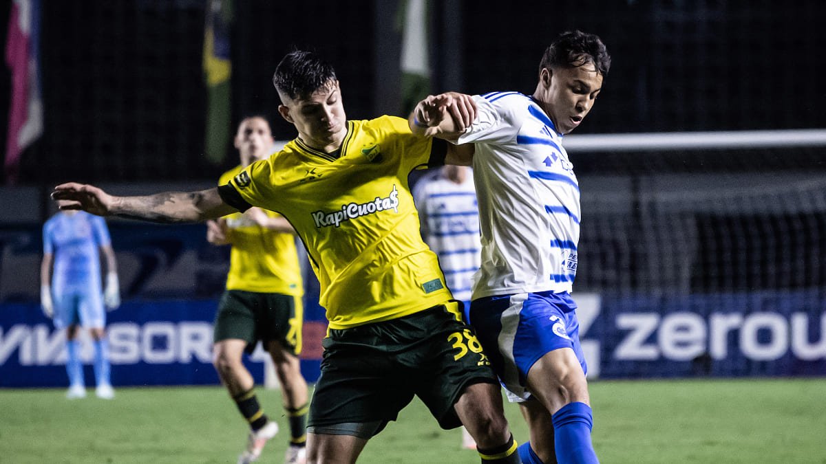 Kaio Jorge, atacante do Cruzeiro, em disputa com Tobías Rubio, zagueiro do Defensa y Justicia (foto: Gustavo Aleixo/Cruzeiro)