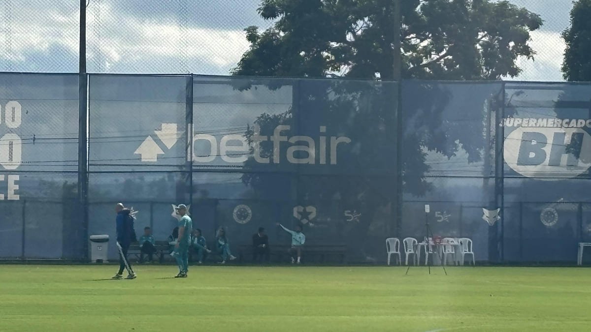 Em recuperação de lesão no menisco lateral do joelho direito, Matheus Henrique já faz atividades separadas nos campos da Toca da Raposa 2 (foto: Sofia Cunha/No Ataque/EM/D.A Press)