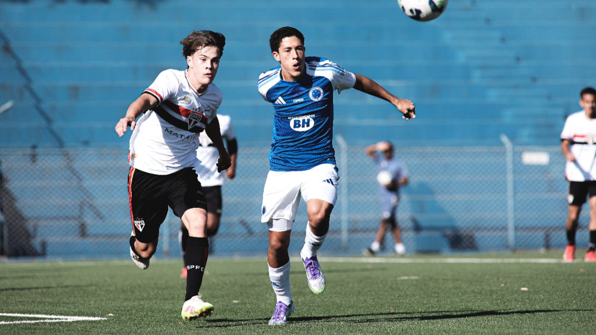 Jogadores de Cruzeiro e São Paulo pelo Campeonato Brasileiro Sub-20 (foto: Gustavo Martins/Cruzeiro)