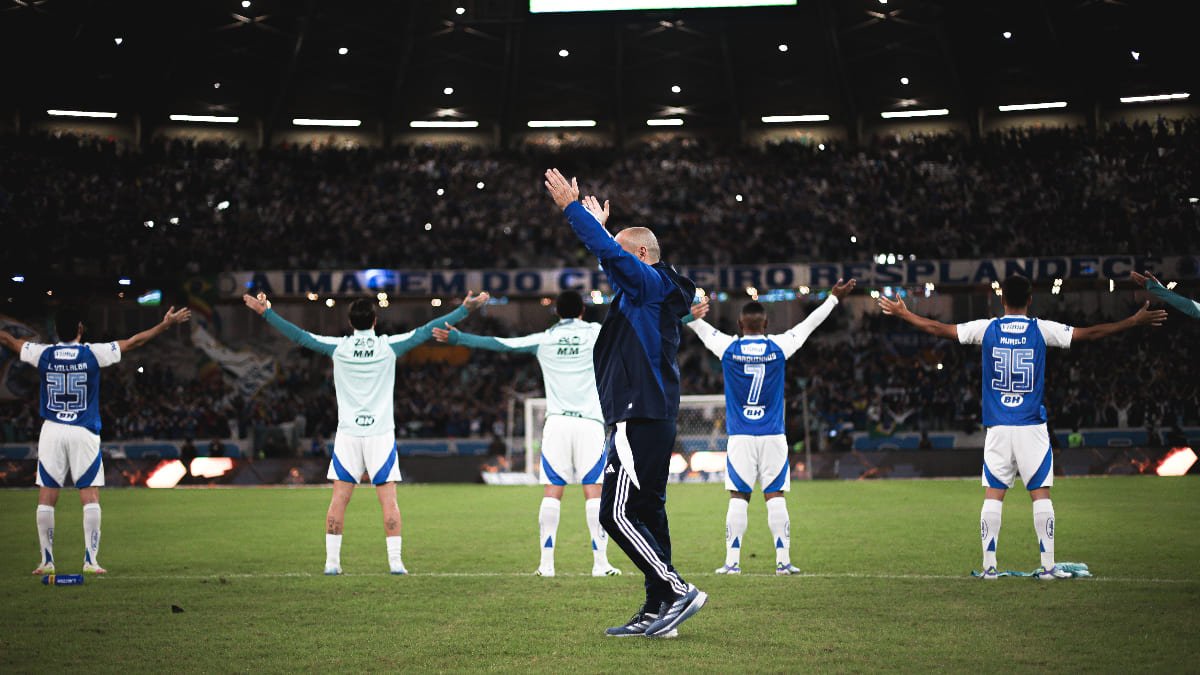 Jogadores do Cruzeiro e Leonardo Jardim, técnico, saudando a torcida no Mineirão (foto: Gustavo Martins/Cruzeiro)