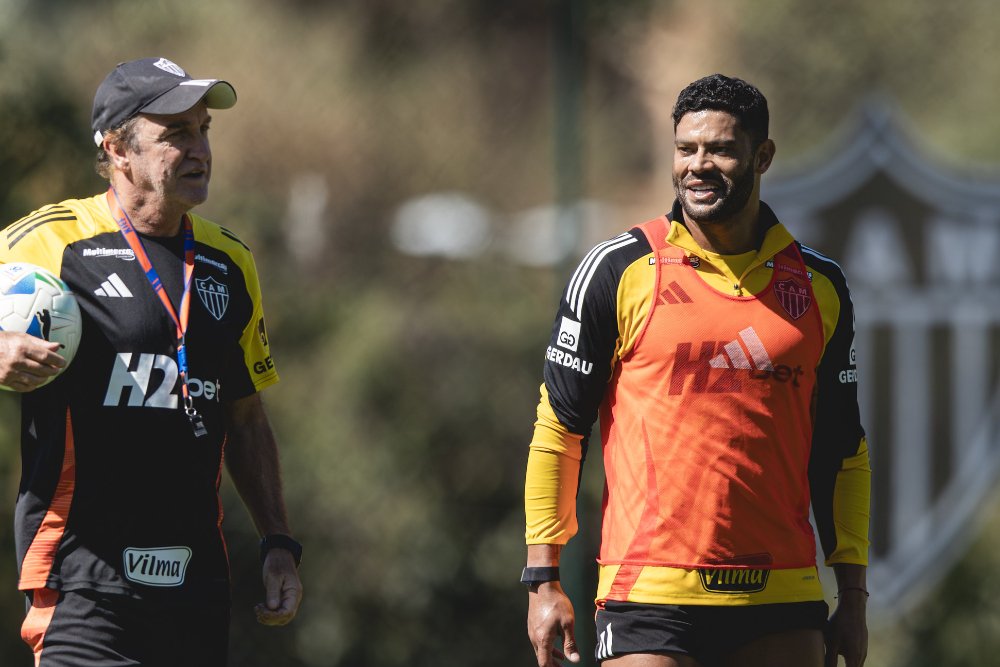 Cuca ao lado de Hulk em treino do Atlético (foto: Pedro Souza/Atlético)