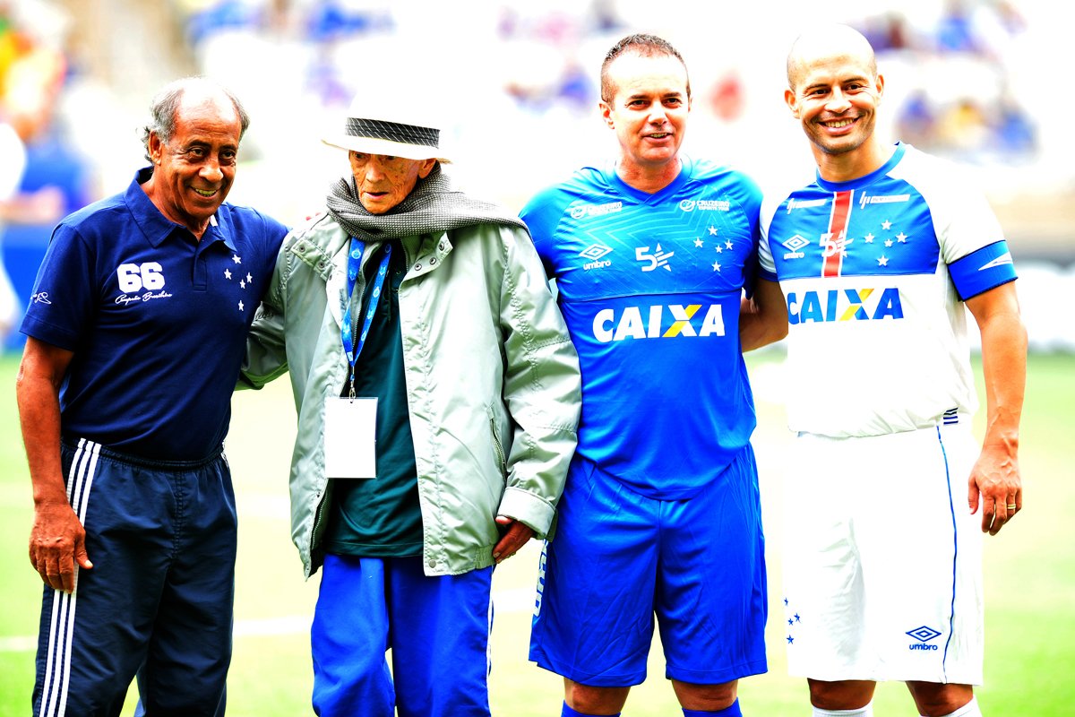 Nogueirinha ao lado de Dirceu Lopes, Palhinha e Alex em jogo comemorativo da Tríplice Coroa, em novembro de 2018