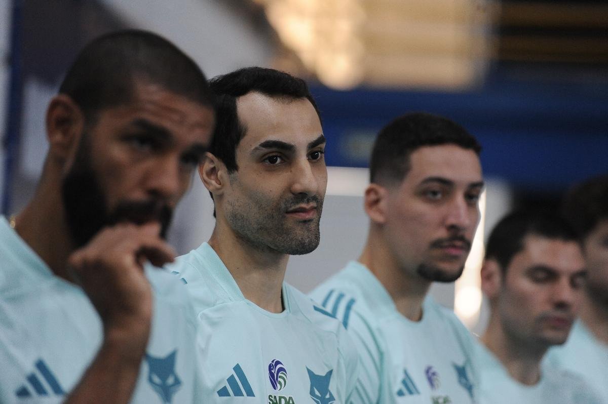 Douglas Souza (centro) ao lado de Walace (esquerda) e Rodriginho (direita), no CT do Cruzeiro no Barro Preto (foto: Alexandre Guzanshe/EM/D.A Press)