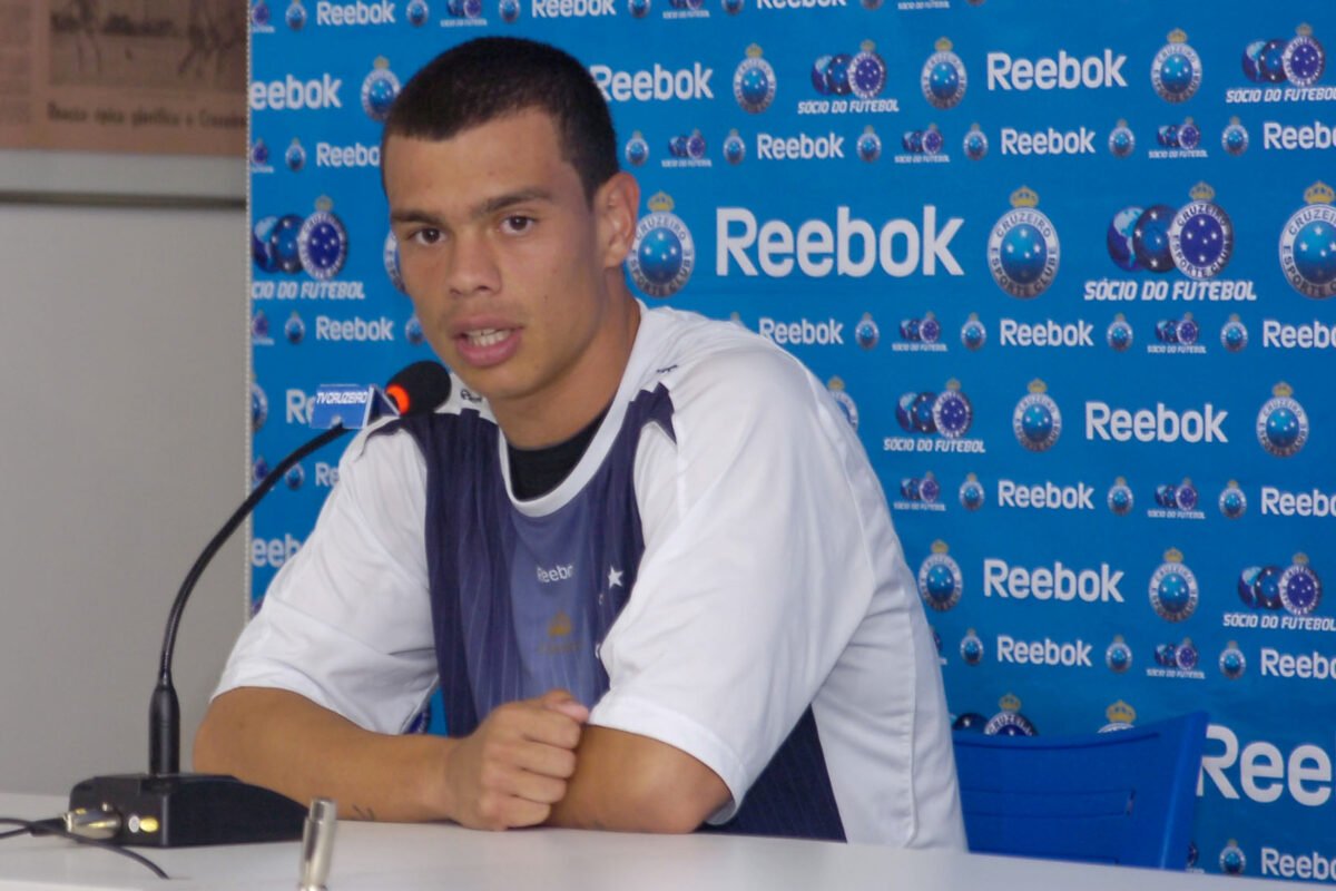 Atacante Bernardo em entrevista coletiva pelo Cruzeiro, em 2009 (foto: Jorge Gontijo/EM/D.A Press)