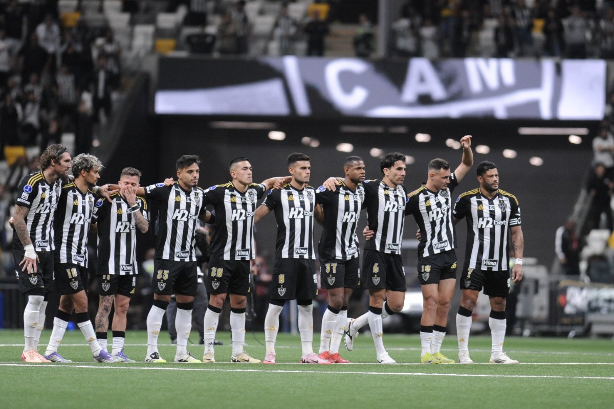 Jogadores do Atlético durante a disputa de pênaltis contra o Bucaramanga, na Arena MRV, pela Sul-Americana (foto: Alexandre Guzanshe/EM/D.A. Press)