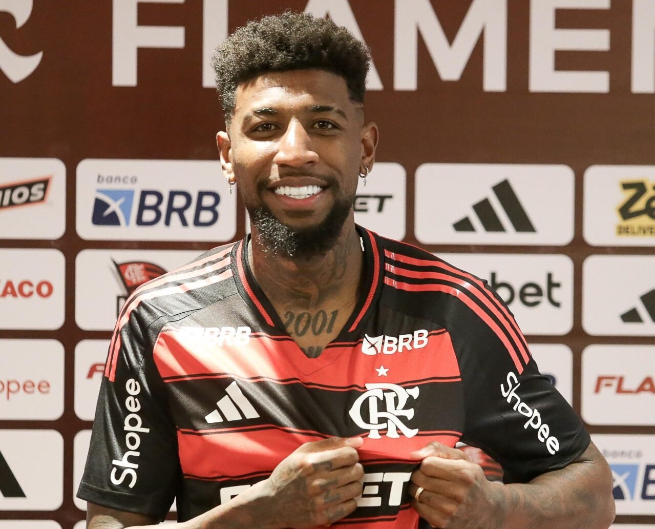 Emerson Royal mostra escudo do Flamengo em apresentação (foto: Divulgação/Flamengo)