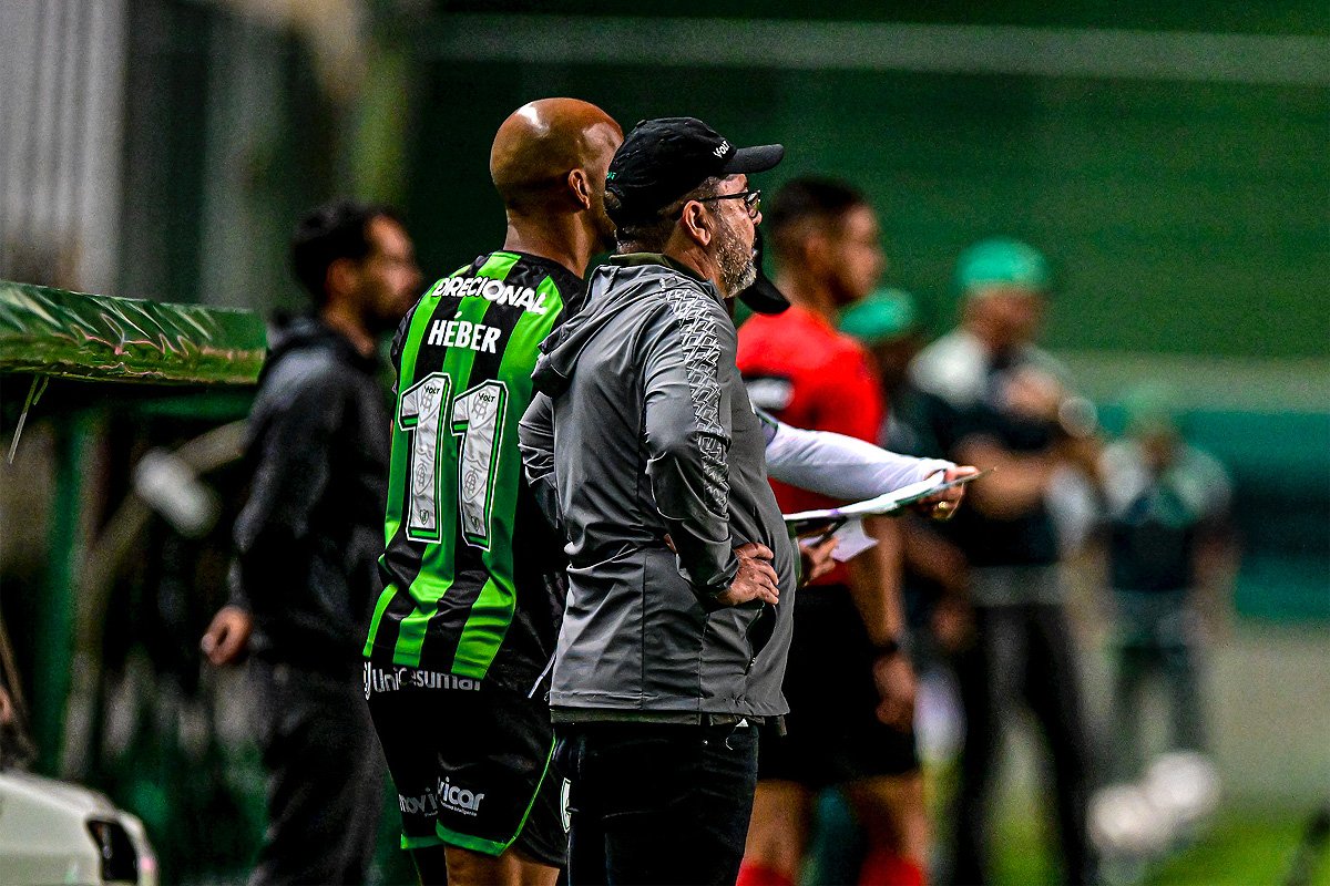 Enderson Moreira colocou reforços em campo em América x Chapecoense (foto: Mourão Panda/América)