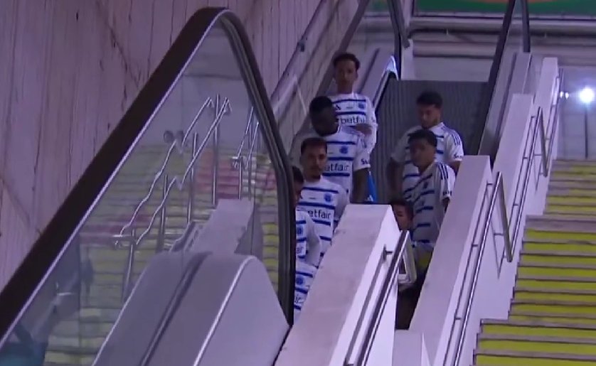 Jogadores do Cruzeiro andando de escada rolante (foto: Reprodução/SamucaTV)