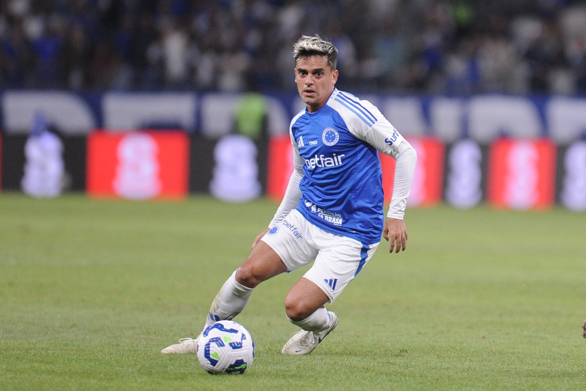 Fagner, lateral-direito do Cruzeiro, na partida contra o CRB, no Mineirão, pela Copa do Brasil (foto: Alexandre Guzanshe/EM/D.A. Press)