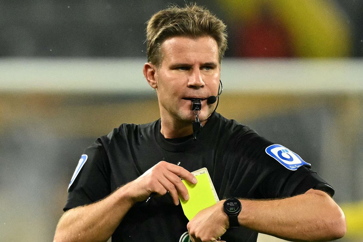 Ex-árbitro alemão Felix Brych - (foto: INA FASSBENDER/AFP)