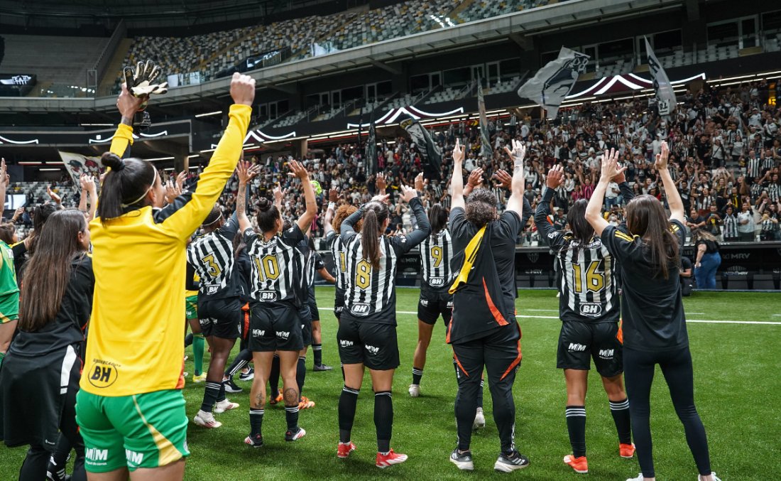 Time feminino do Atlético durante comemoração com torcedores na Arena MRV (foto: Daniela Veiga/Atlético)