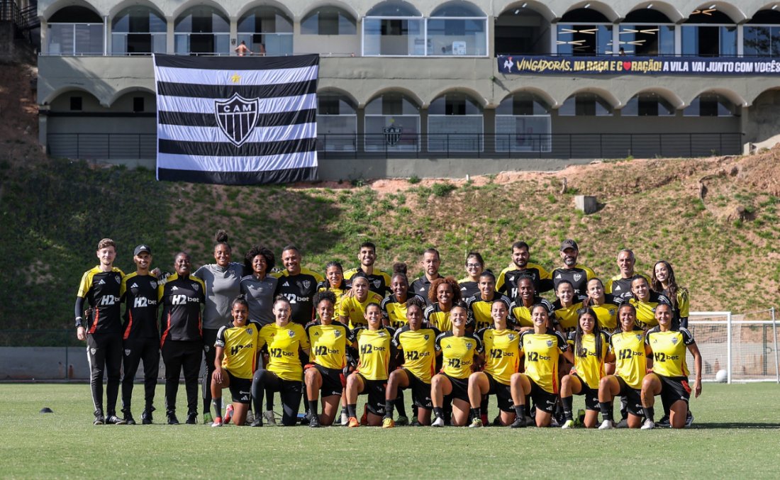 Time feminino do Atlético reunido após treino na Vila Olímpica, em Belo Horizonte (foto: Daniela Veiga/Atlético)