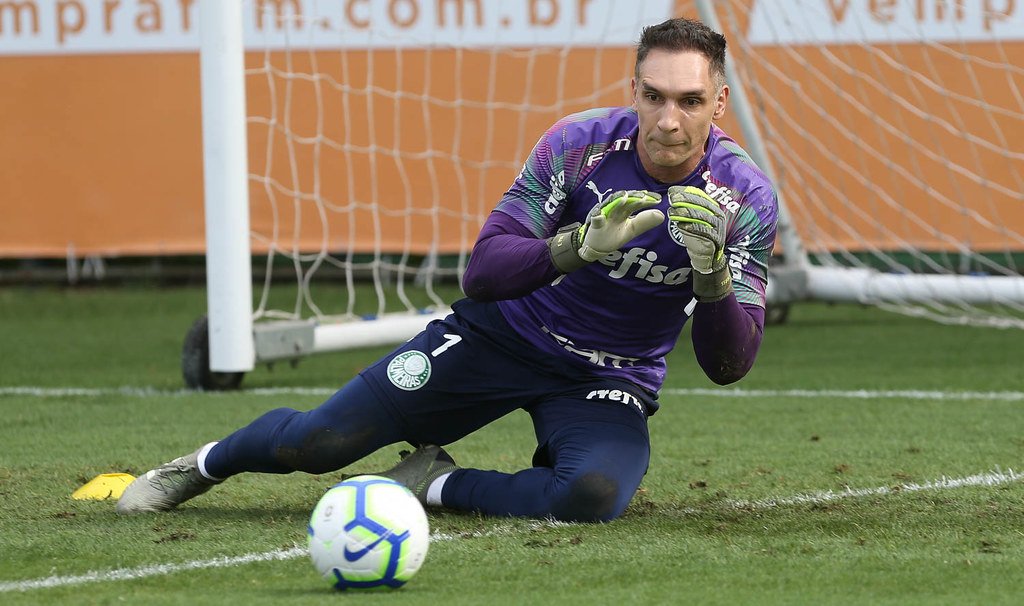Fernando Prass pula para defender bola em treino do Palmeiras (foto: Divulgação/Palmeiras)