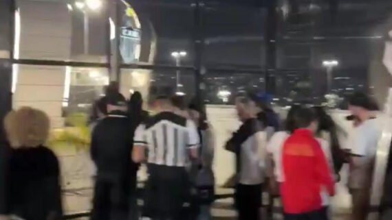 Fila dos torcedores do Atlético antes de jogo contra o Bucaramanga- Crédito: 