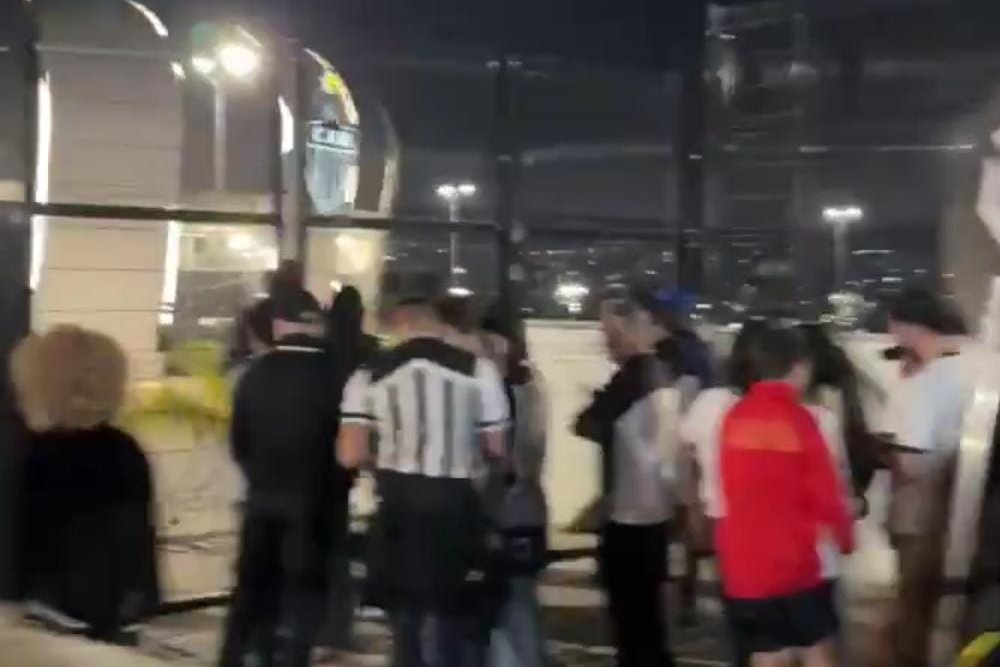 Fila dos torcedores do Atlético antes de jogo contra o Bucaramanga (foto: Fael Lima)