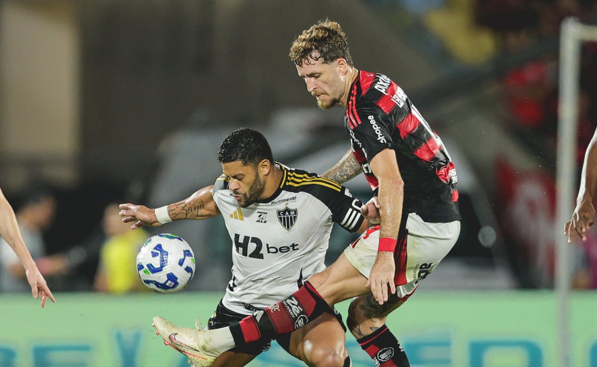 Hulk e Léo Pereira, de Atlético e Flamengo, respectivamente, durante disputa de bola no Maracanã (foto: Pedro Souza/Atlético)