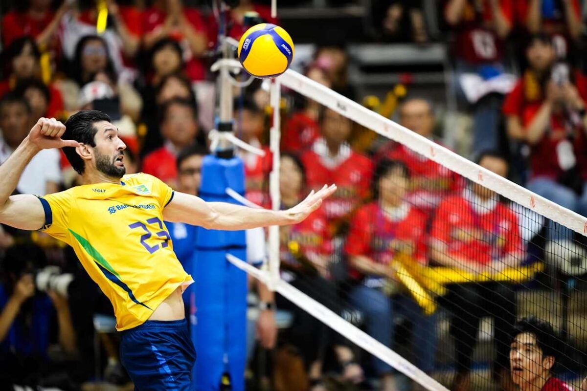 Flávio em ação pelo Brasil contra Japão na VNL Masculina (foto: Divulgação/FIVB)