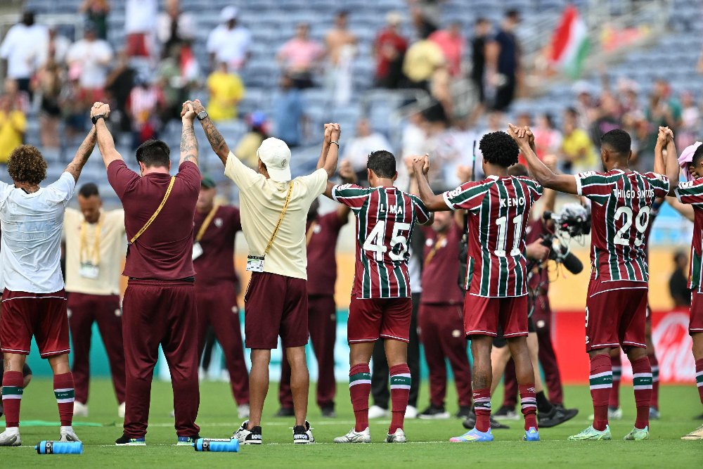 Jogadores do Fluminense celebram vitória sobre o Al-Hilal (foto: CHANDAN KHANNA / AFP)