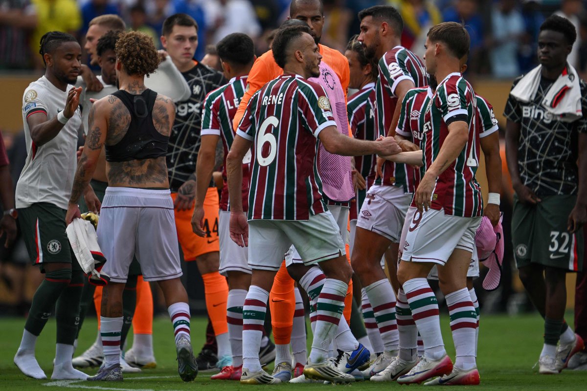 Jogadores do Fluminense cumprimentam adversários do Chelsea após eliminação no Mundial de Clubes (foto: ANGELA WEISS/AFP)