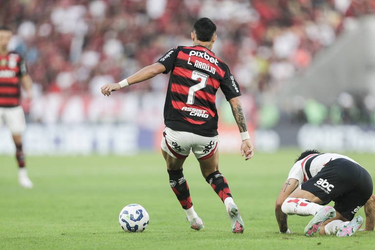 Luiz Araújo, autor do primeiro gol do Flamengo, domina a bola em partida contra o São Paulo, no Maracanã (foto: Gilvan de Souza/Flamengo)