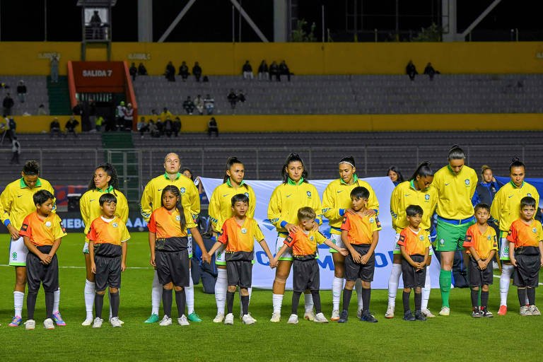 Jogadoras da seleção brasileira antes de confronto contra o Paraguai no estádio Gonzalo Pozo Ripalda, em Quito (foto: Rodrigo Buendia - 22.jul.2025/AFP)