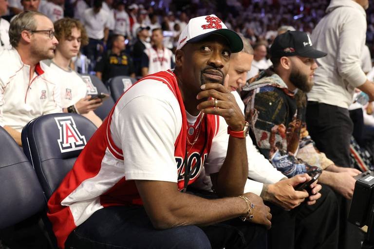 Gilbert Arenas acompanha partida de basquete universitário entre Arizona Wildcats e Duke Blue Devils no McKale Center, em Tucson, no Arizona (foto: Chris Coduto - 22.nov.2024/Getty Images via AFP)