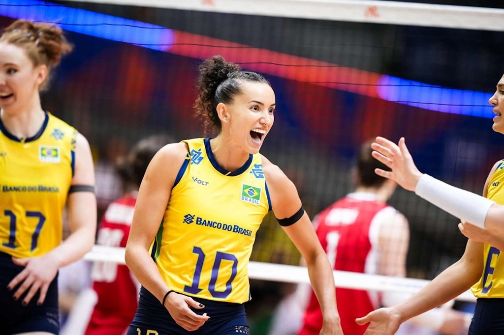 Comemoração de Gabi Guimarães em vitória do Brasil sobre a Polônia na Liga das Nações (foto: Reprodução/FIVB)