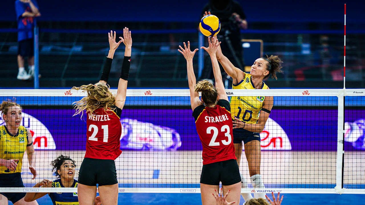 Gabi Guimarães sobe para atacar em Brasil x Alemanha (foto: Divulgação/VNL)