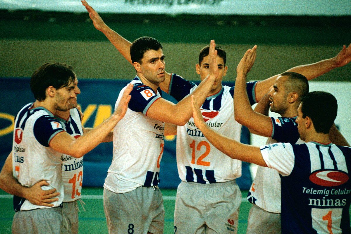 Giba, Douglas Chiarotti, Douglas Cordeiro, Ezinho e Serginho em ação pelo Minas na Superliga 2000/2001 (foto: Jair Amaral/EM/D.A Press)