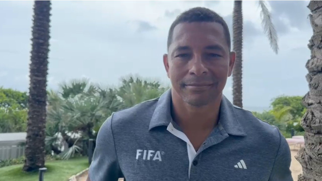 Gilberto Silva vestido com a camisa cinza com a logo da Fifa - (foto: Reprodução de vídeo)