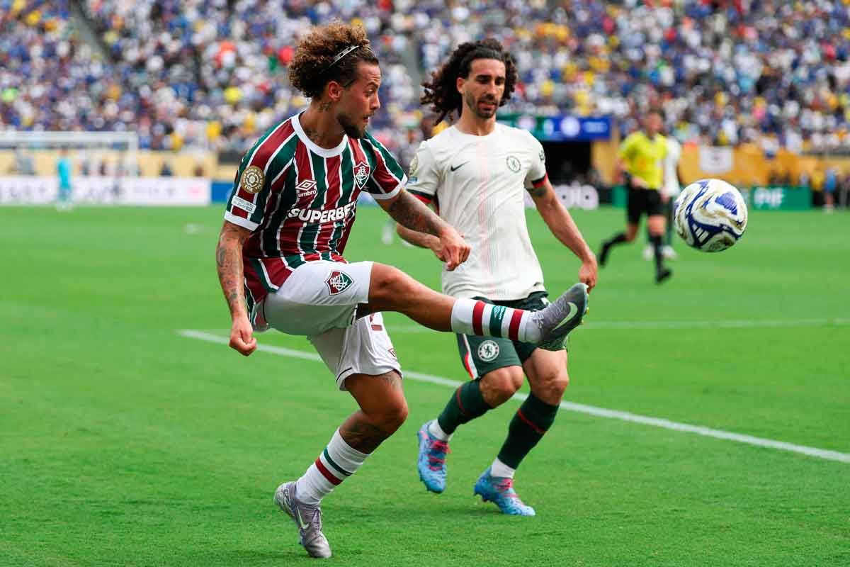 Guga em disputa com Cucurella na derrota do Fluminense para o Chelsea no Mundial de Clubes - (foto: AL BELLO/AFP)