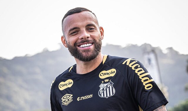 Guilherme sorrindo em treino do Santos (foto: Raul Baretta/Santos)