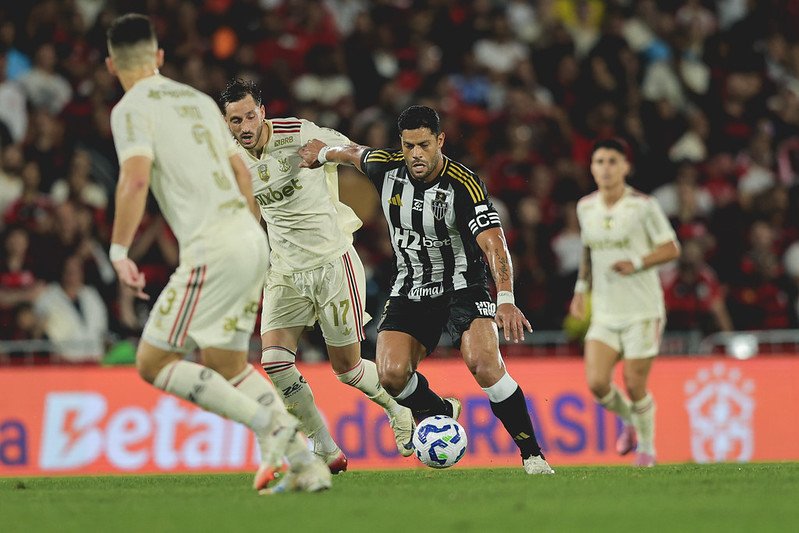 Hulk e Matías Viña disputam bola em Flamengo x Atlético (foto: Pedro Souza/Atlético)