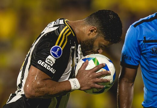 Hulk beija a bola antes de bater pênalti (foto: Pedro Souza/Atlético)